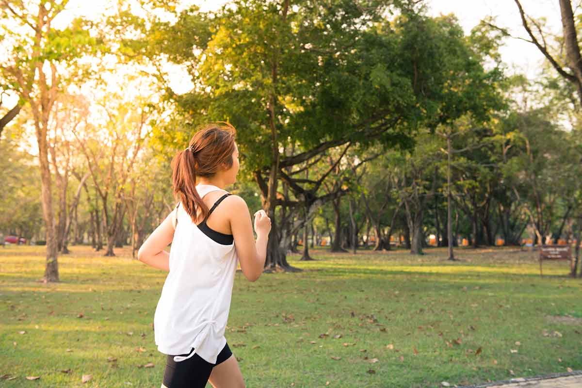 Frau joggt für ihre Gesundheit